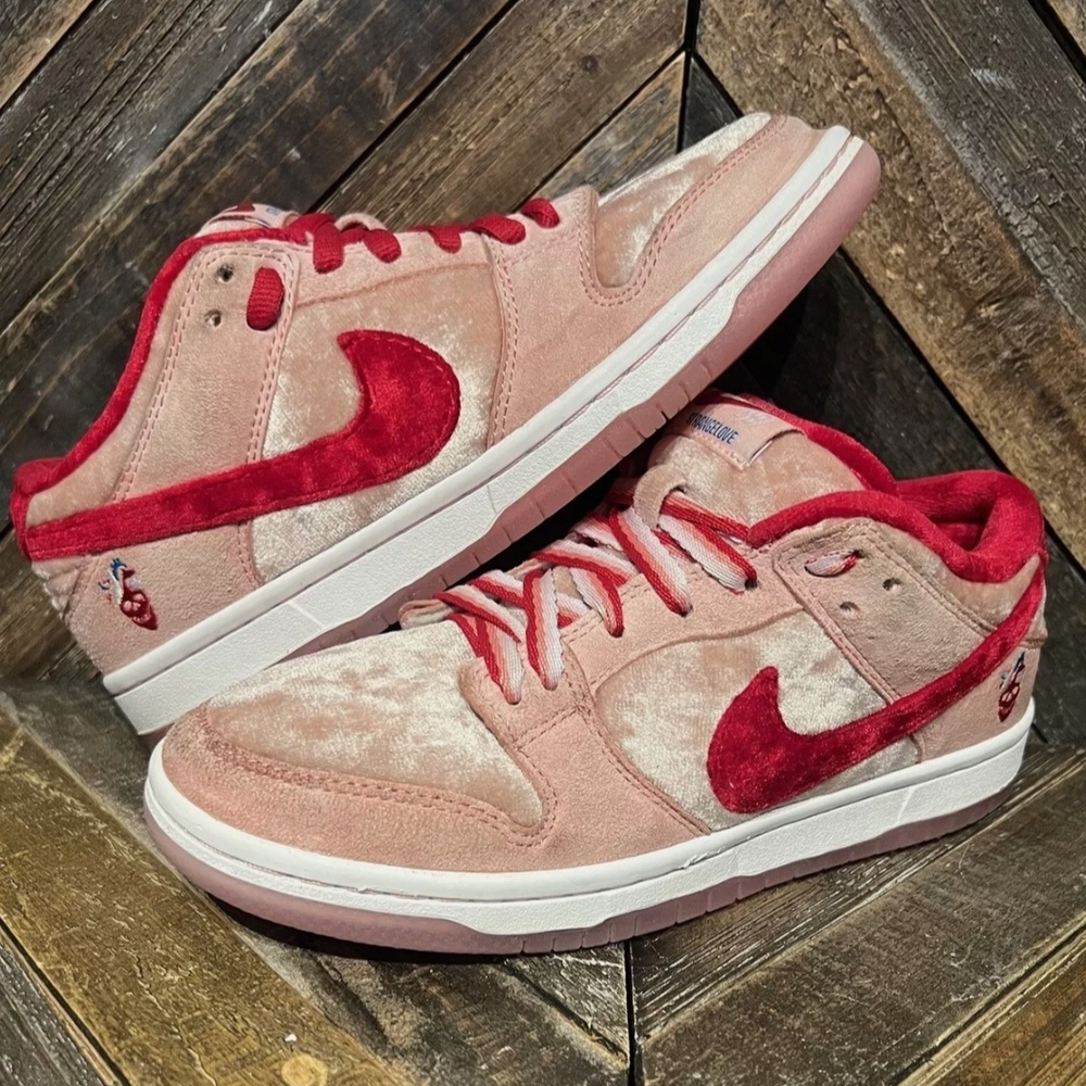 Nike SB Dunk Low Strange Love